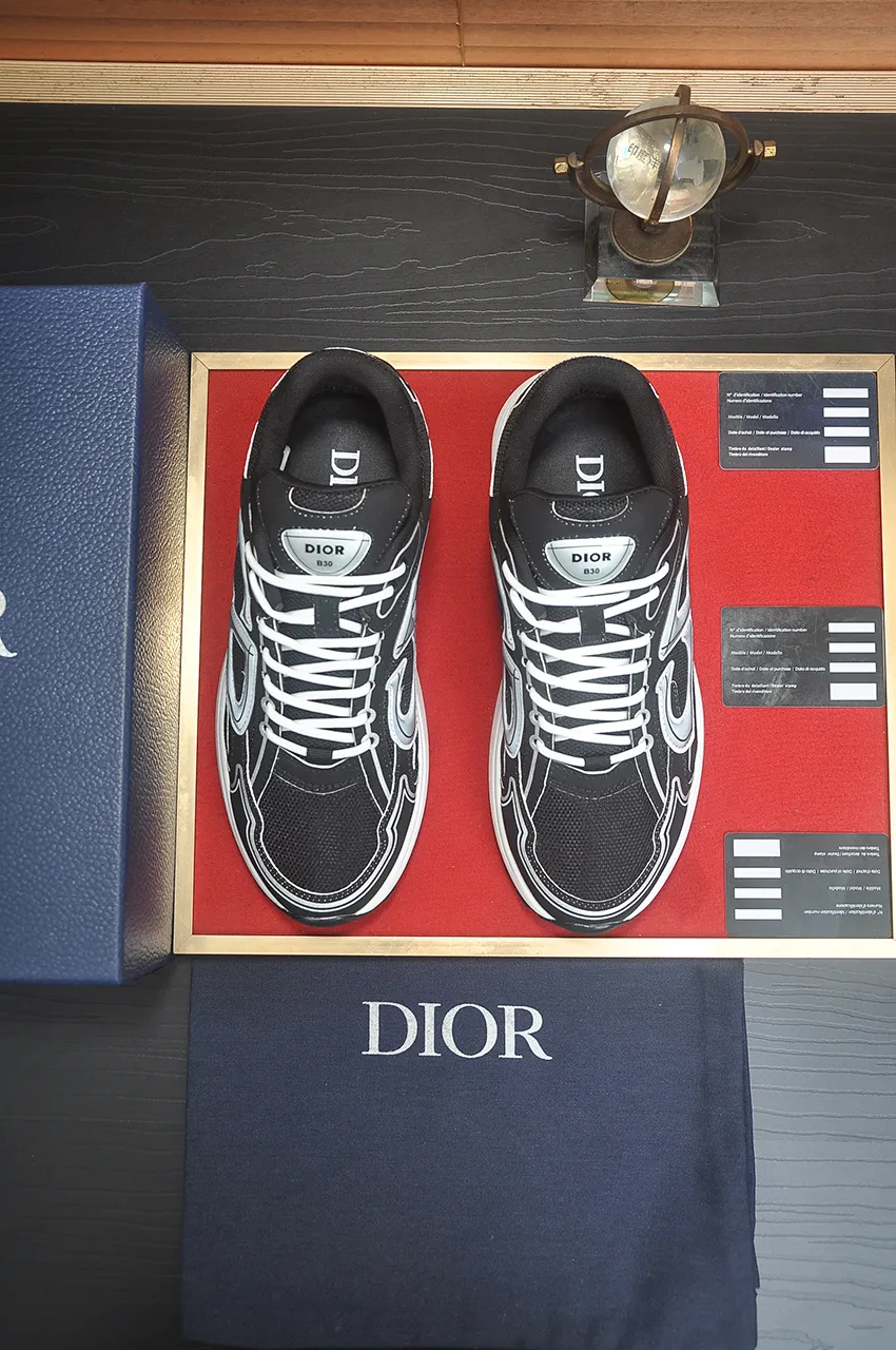 Men's men's shoes 💰: 500💶 (top original order) Brand: Dior (Dior) Standard code: Men's code 38-44 (45 customized) Grade: Same as the official website Material: Top original cowhide spliced ​​together Original wear-resistant and lightweight outsole Style category: Fashionable casual shoes Distinguished luxury brand elements top luxury Color: Actual picture color